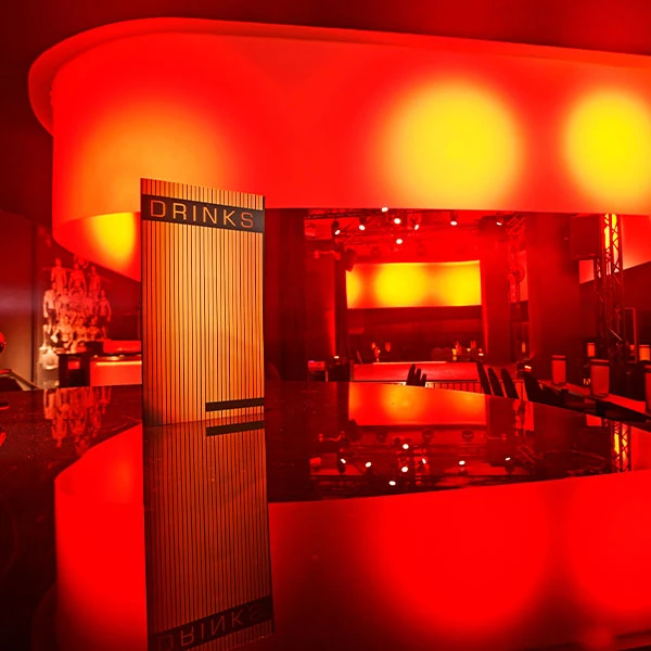 Bar und Loungebereich der Showbühne Berlin